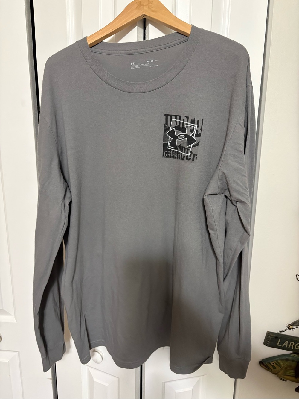 Men’s Gray Long Sleeve Under Armour Graphic T Shirt Size XL